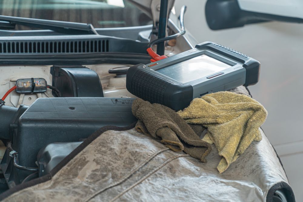 Motor bölümüne bağlanmış teşhis cihazı