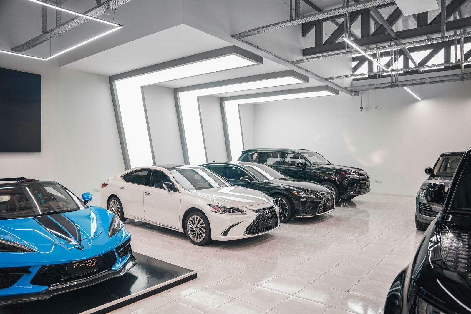 Kapalı showroomda sergilenen ikinci el araçlar