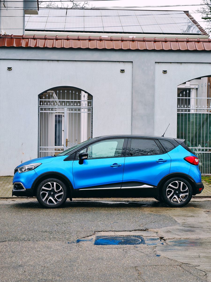 Mavi kompakt SUV araç