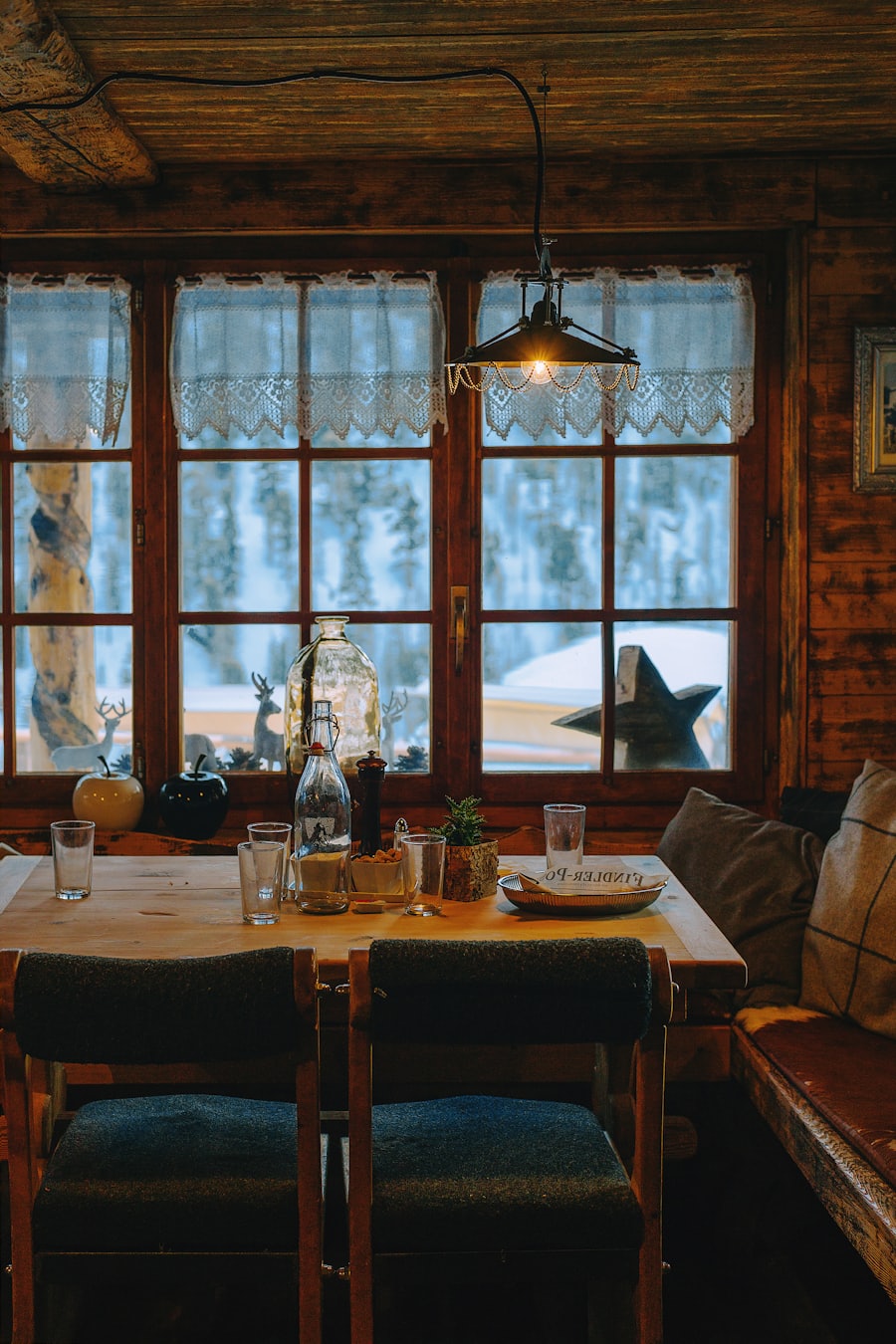 Restoranın pencere kenarındaki masaları