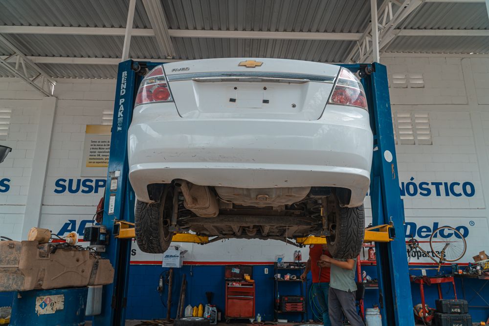 Lifte alınmış araca alttan bakım yapılan servis alanı