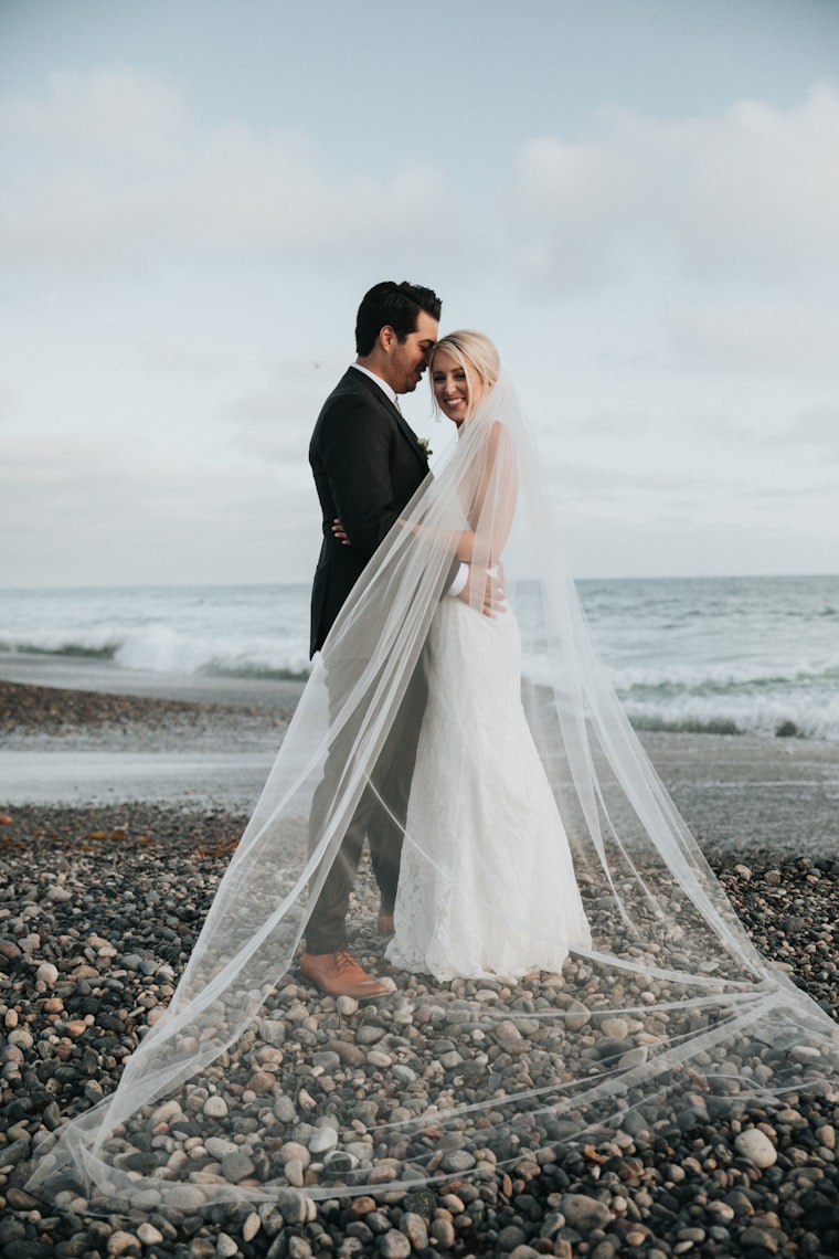 Sahilde uzun duvaklı gelin ve damat